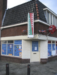 907824 Gezicht op het winkelhoekpand Hoogstraat 1 te Utrecht, met een gesloten pizzeria, vanaf de Lauwerecht. Het pand ...